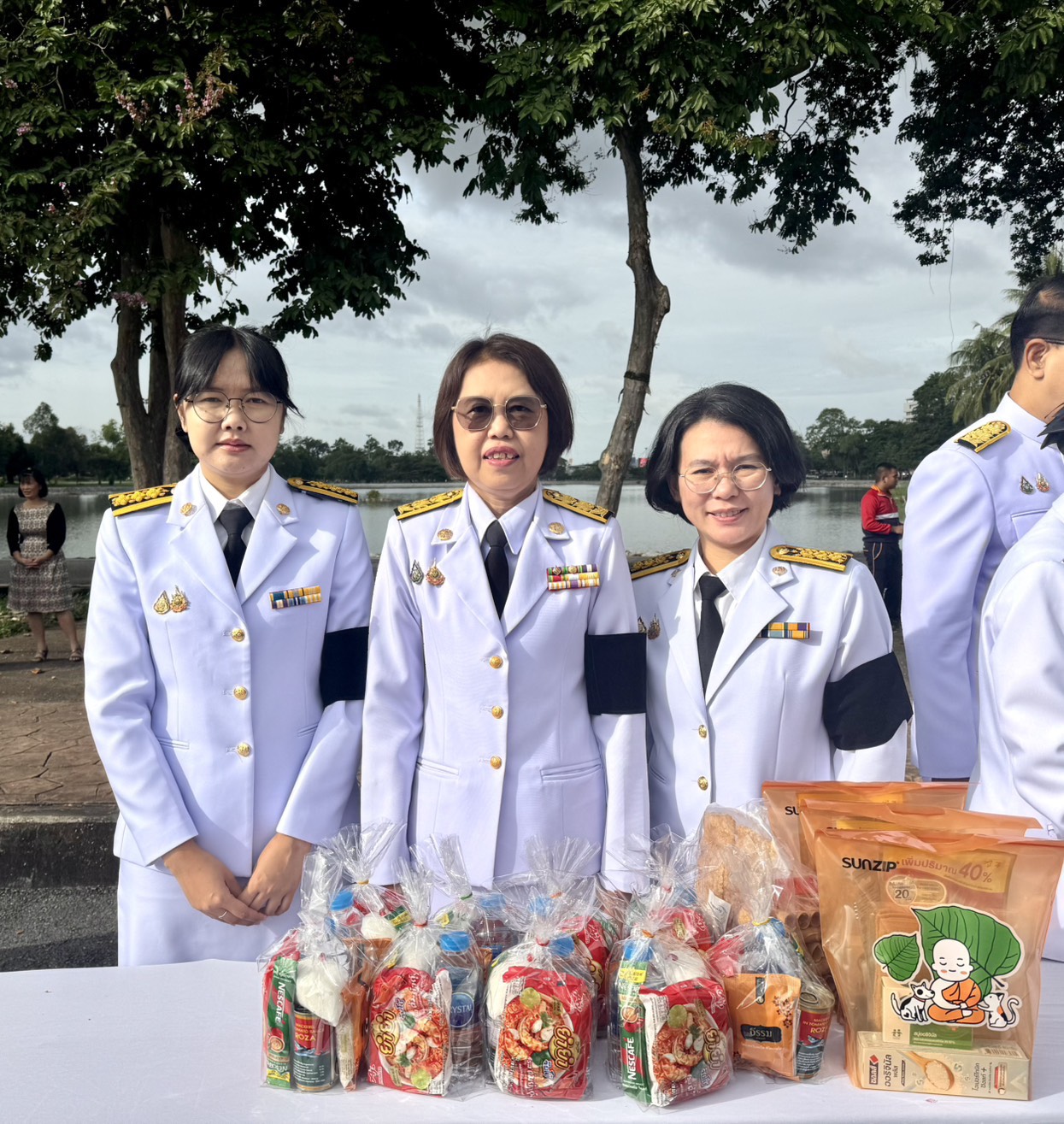 title - ส.ป.ก.จันทบุรี ร่วมพิธีทำบุญตักบาตรและเจริญพระพุทธมนต์ ถวายพระราชกุศลเฉลิมพระเกียรติพระบาทสมเด็จพระเจ้าอยู่หัว เนื่องในโอกาสพระราชพิธีมหามงคลวันเฉลิมพระชนมพรรษา 28 กรกฎาคม 2569 